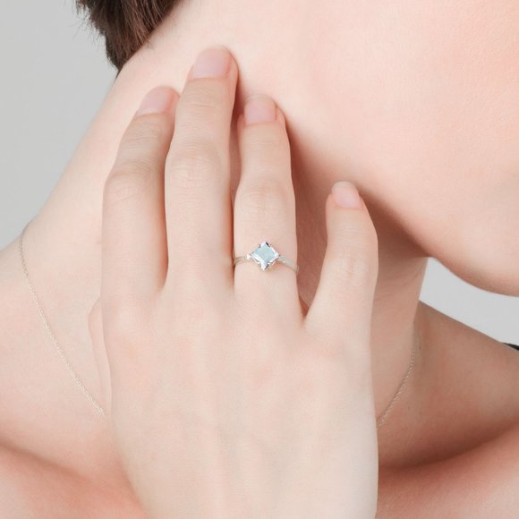 14K. SOLID GOLD RING WITH DIAMONDS & AQUAMARINE
